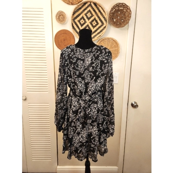 LAST ONE! Black And White V-Neck Mini Dress With Long Sleeves - Picture 6 of 7